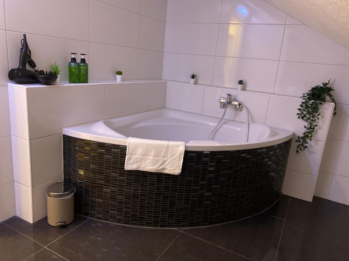 Deluxe Business Suite Mit Netflix Premium & Parkplatz, Zentral Zu Audi & Schwarz Gruppe With 2 Bedrooms 巴特腓特烈斯哈尔 外观 照片