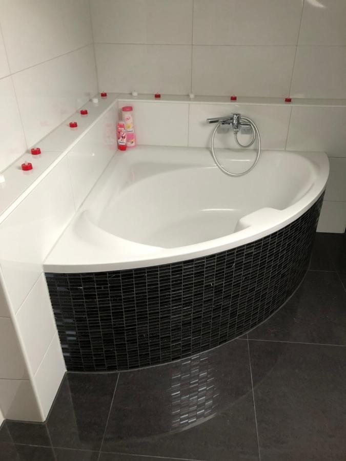 Deluxe Business Suite Mit Netflix Premium & Parkplatz, Zentral Zu Audi & Schwarz Gruppe With 2 Bedrooms 巴特腓特烈斯哈尔 外观 照片