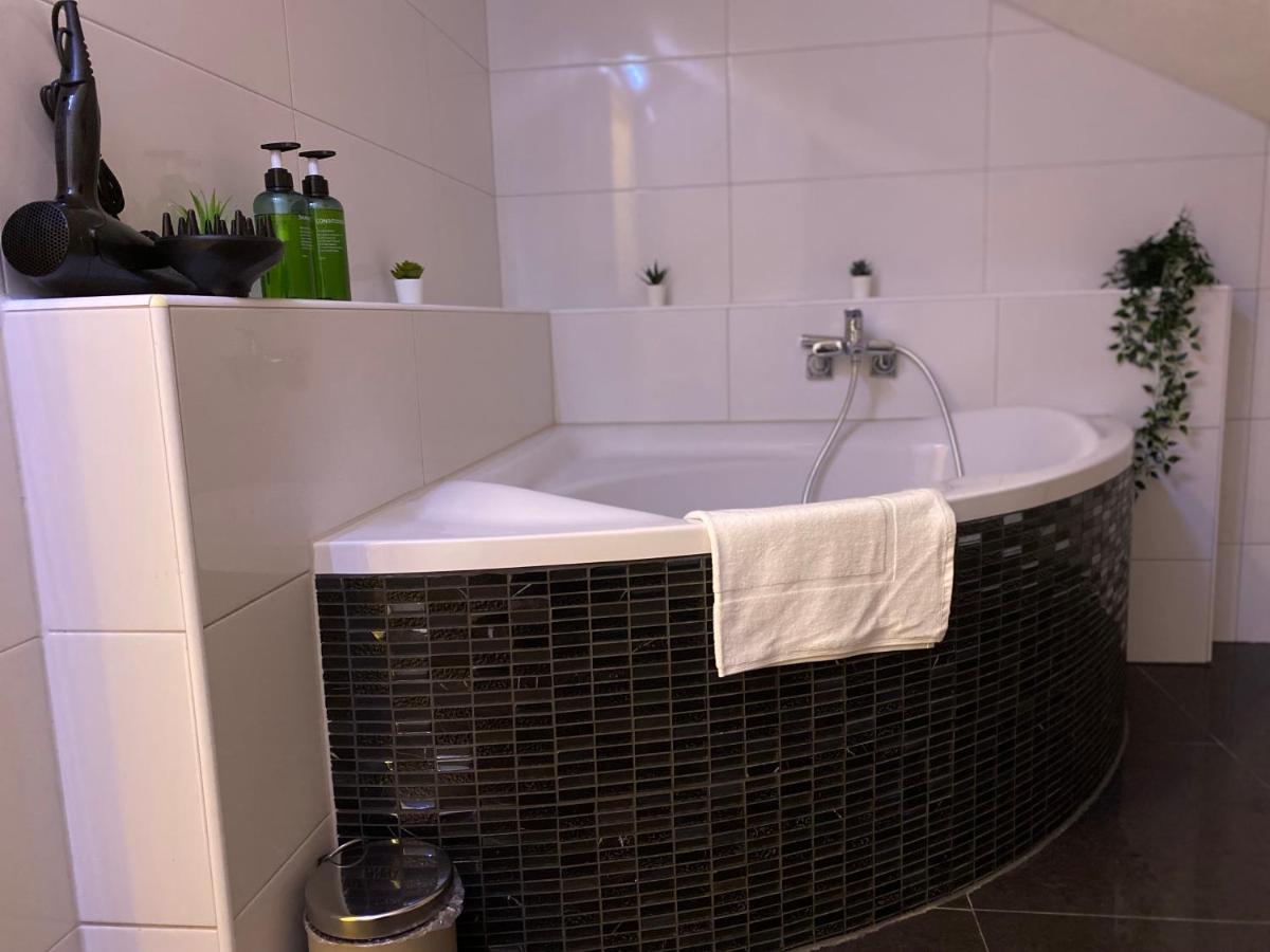 Deluxe Business Suite Mit Netflix Premium & Parkplatz, Zentral Zu Audi & Schwarz Gruppe With 2 Bedrooms 巴特腓特烈斯哈尔 外观 照片